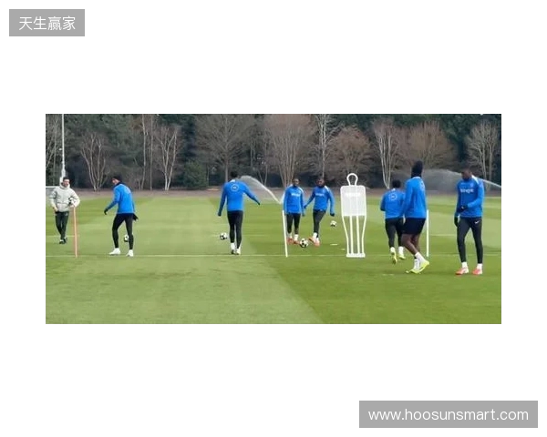 跟队：埃斯特旺参加了切尔西的公开训练，里斯、约恩森缺席